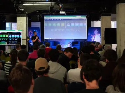 Scène de la conférence